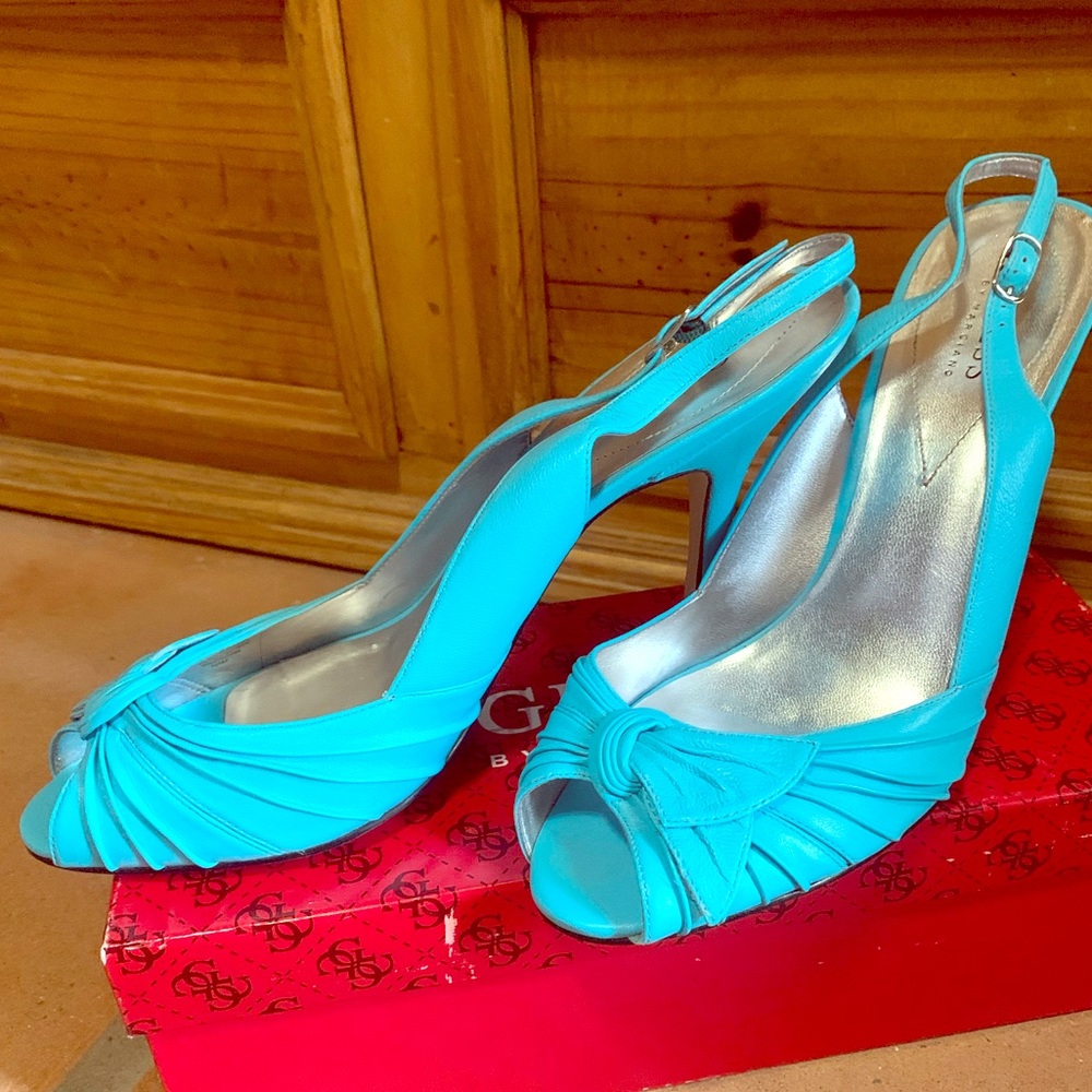 Panyin open toe Blue Leather pumps by Guess